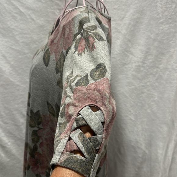 APT 9 Top Grey Pink Roses - Picture 2 of 4